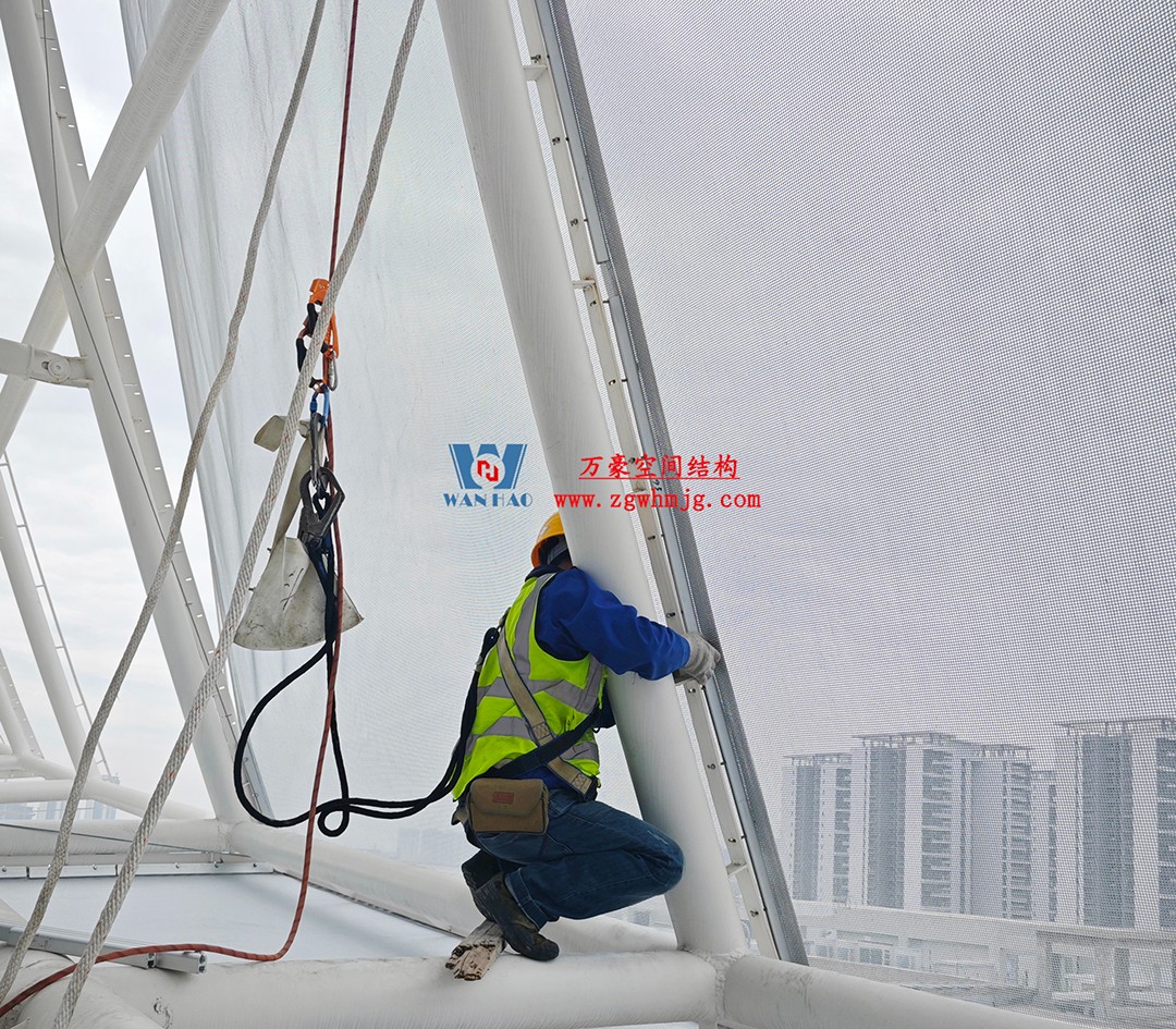 聚焦工程高質量建設，這個網格織物幕墻正在施工安裝中