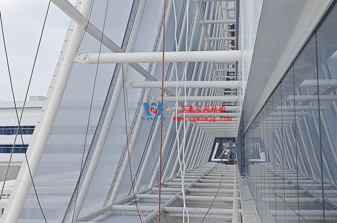 聚焦工程高質量建設，這個網格織物幕墻正在施工安裝中