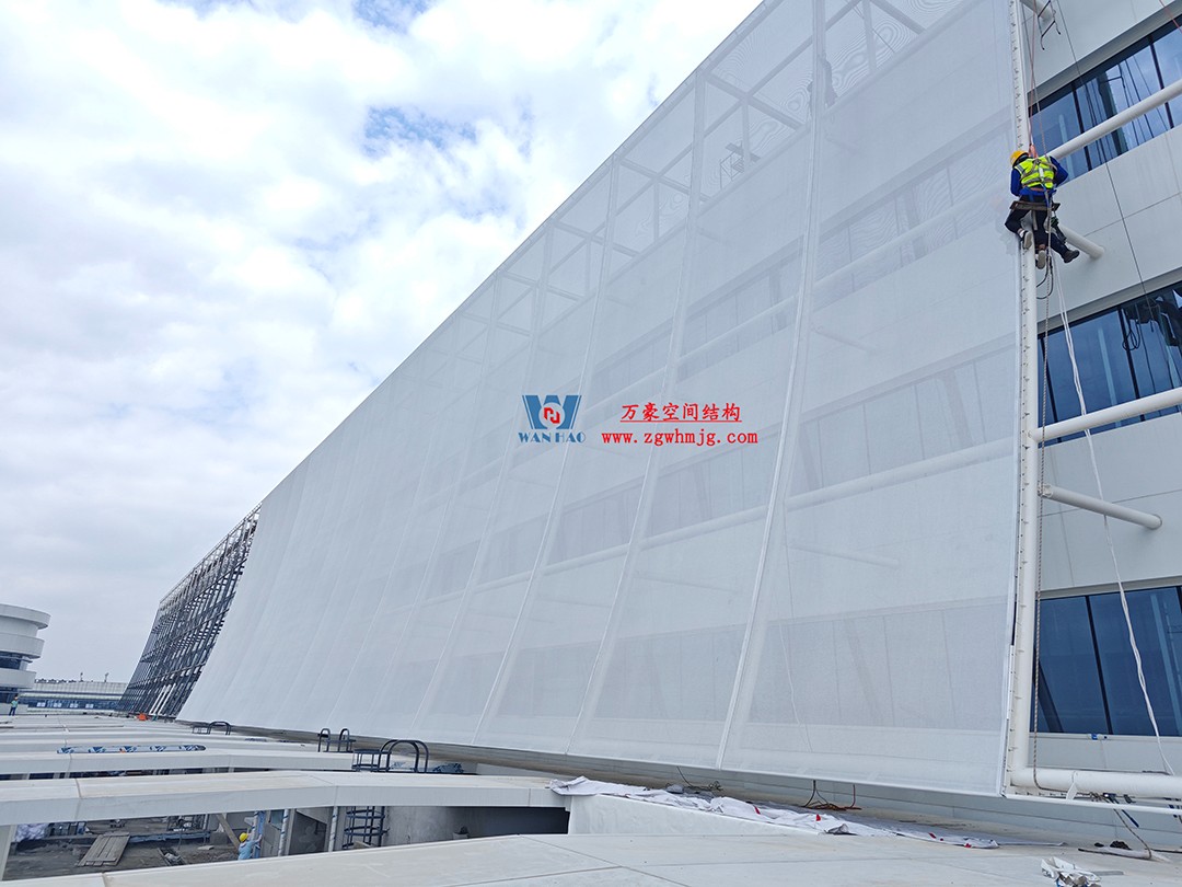 聚焦工程高質量建設，這個網格織物幕墻正在施工安裝中